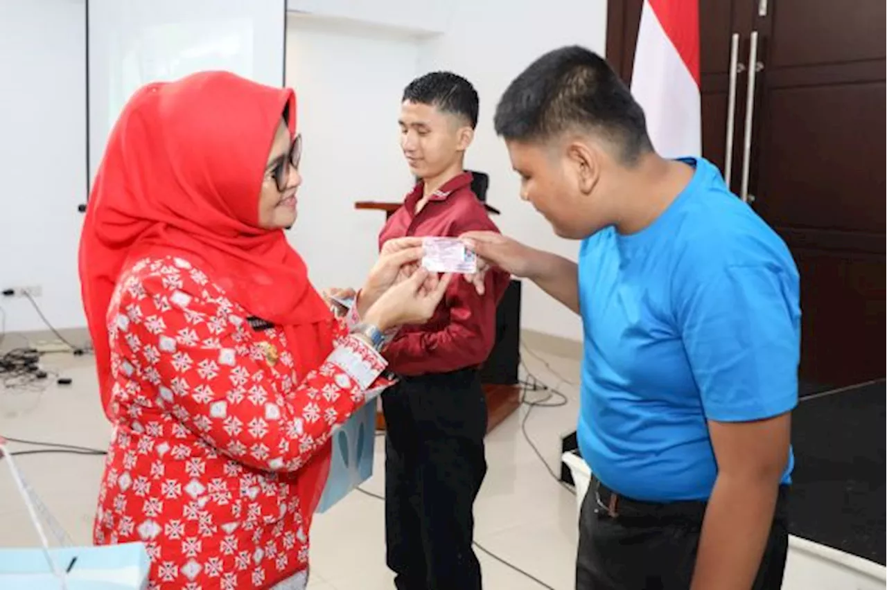 WALI Kota Pematang Siantar Serahkan Adminduk kepada Penyandang Disabilitas