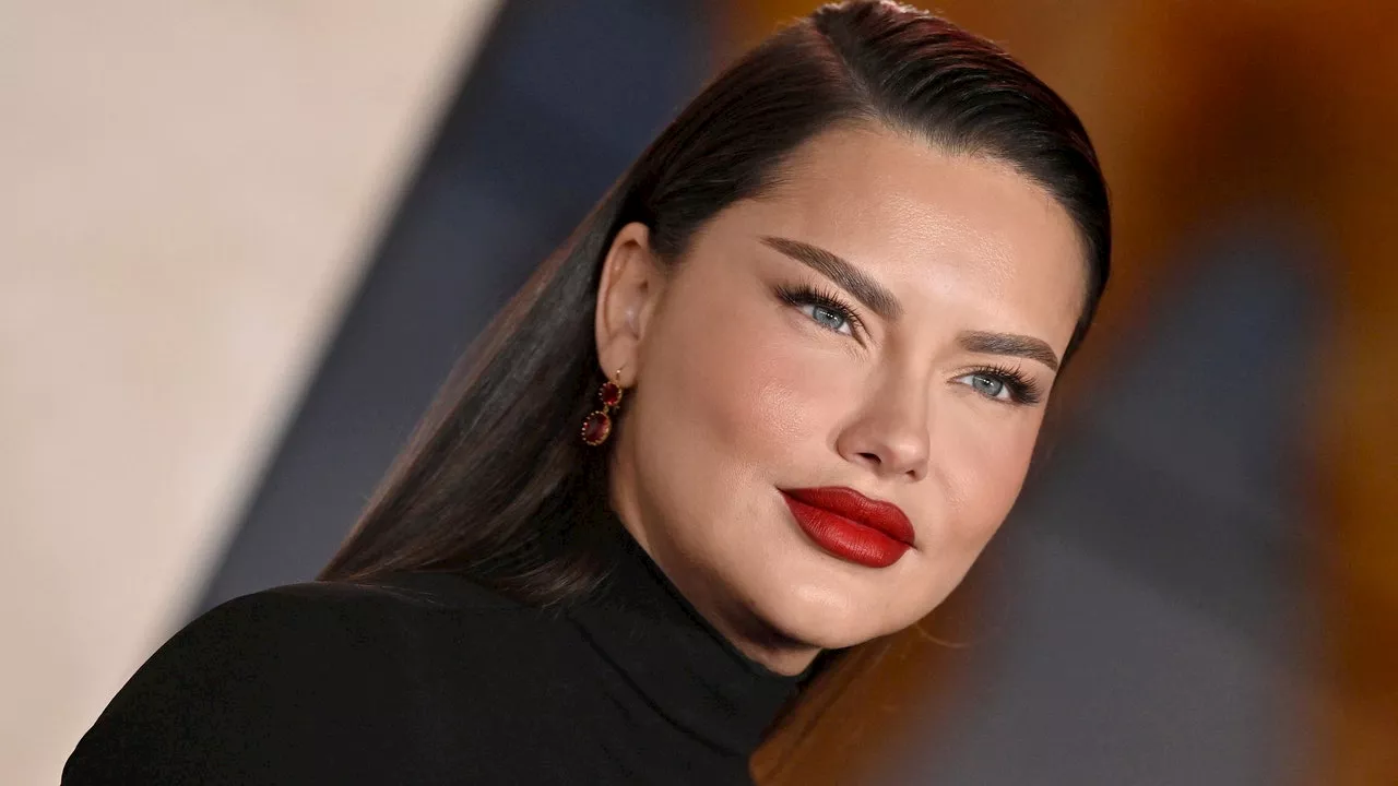 Adriana Lima mostra il viso senza trucco da “mamma stanca” per rispondere alle critiche degli haters sul suo aspetto