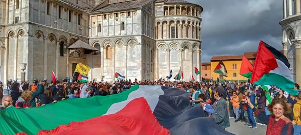 Momenti di tensione al corteo degli studenti a Torino