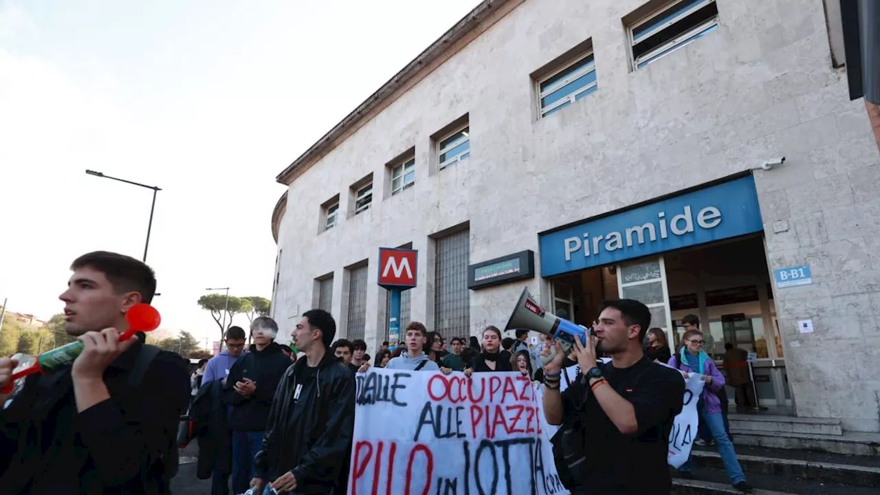 Manifestazione Cgil e Uil a Roma in piazza del Popolo, paura per l'esplosione di due bombe carta. Sciopero: dopo la precettazione, trasporti fermi dalle 9 alle 13. Disagi contenuti