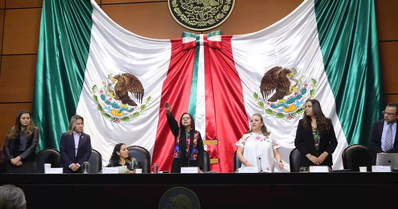 La oposición pide a la secretaria de Educación Pública corregir los libros de texto gratuitos