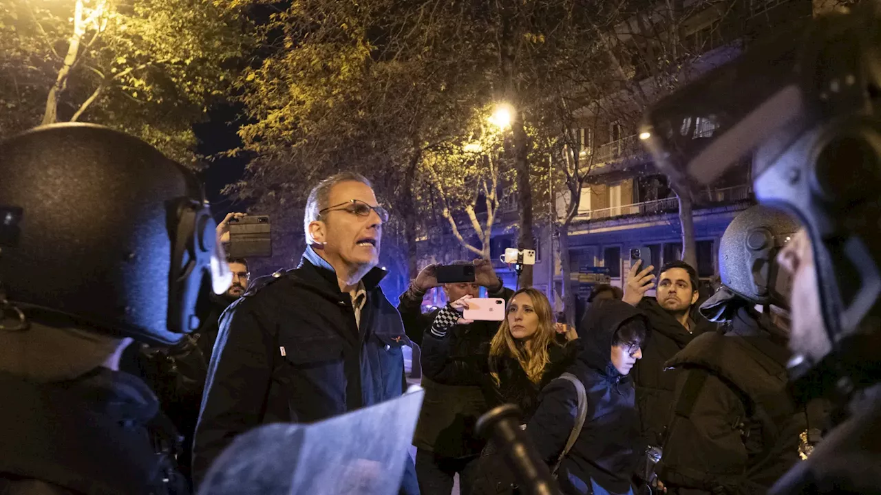 Protestas en la sede del PSOE: Ortega Smith se encara con la policía