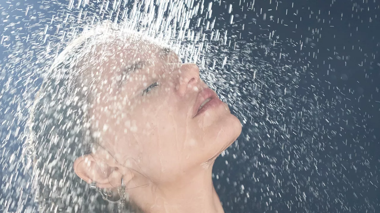 Lavarsi il viso con acqua frizzante: il rituale di bellezza effervescente che non ti aspetti