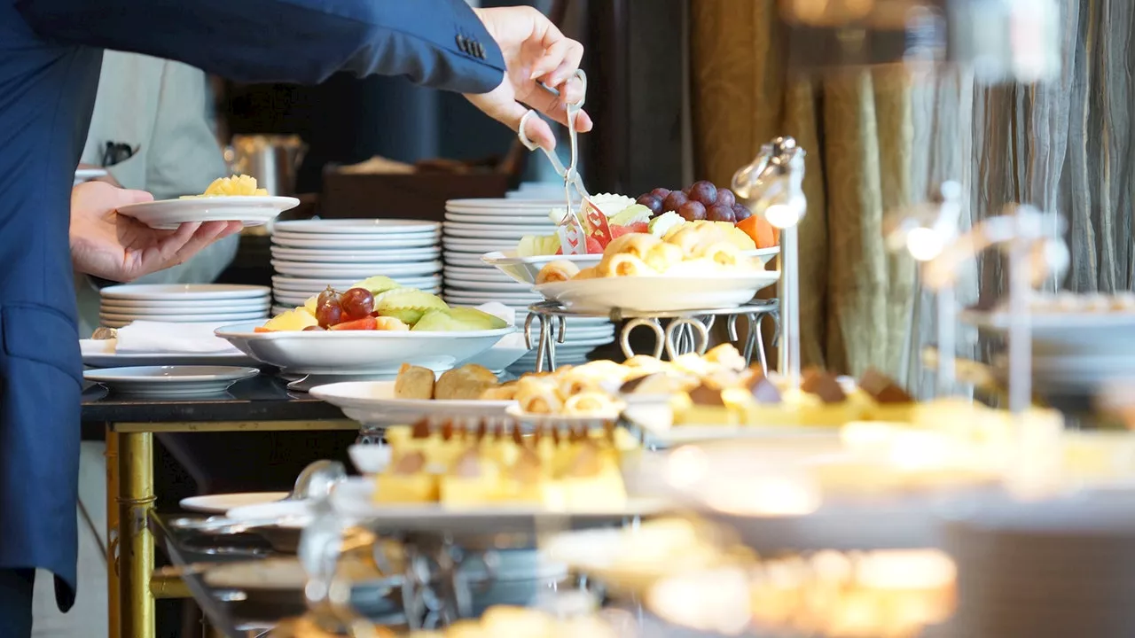 How to Make Healthy Choices at a Buffet, According to Food Experts