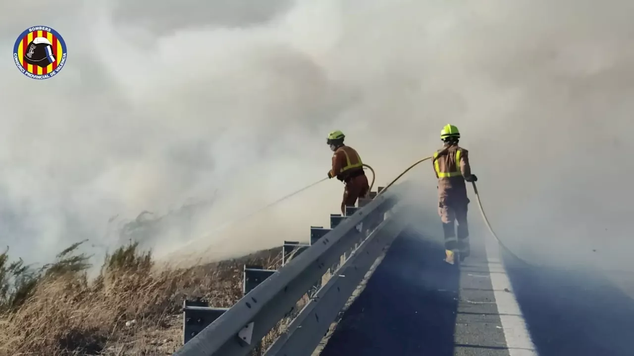 Un incendio forestal obliga a desalojar el municipio valenciano de Terrateig