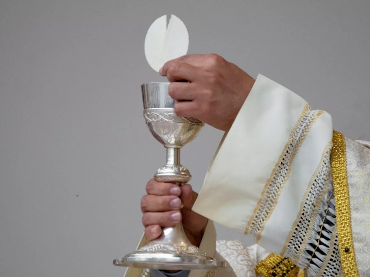 Italian Churchgoers Scream For Blood After An Altar Girl Helps Serve Holy Communion