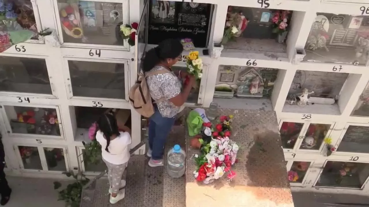 Los cementerios ecuatorianos, lugar de reencuentro para compartir manjares con los muertos