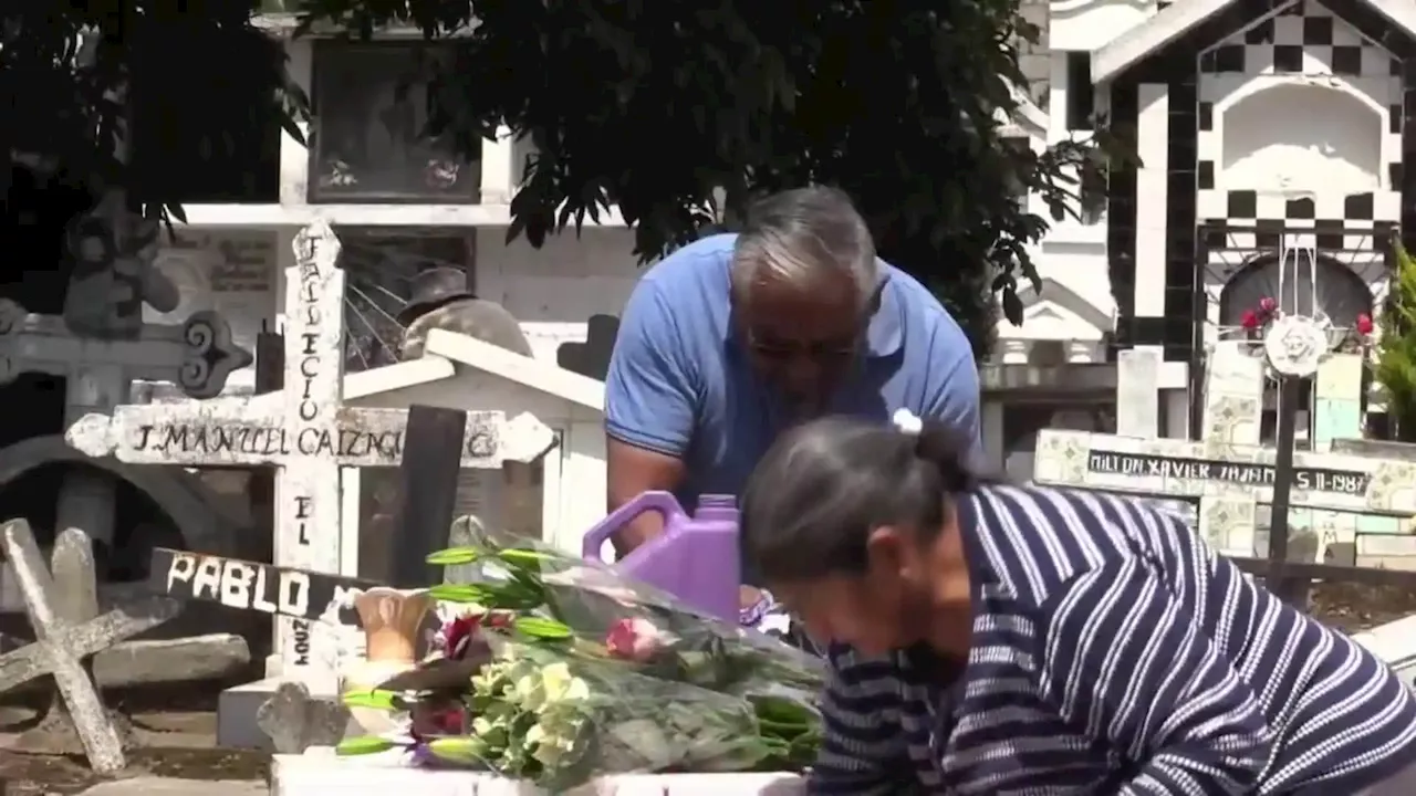 Los cementerios en Ecuador son una gran mesa para compartir manjares con los muertos