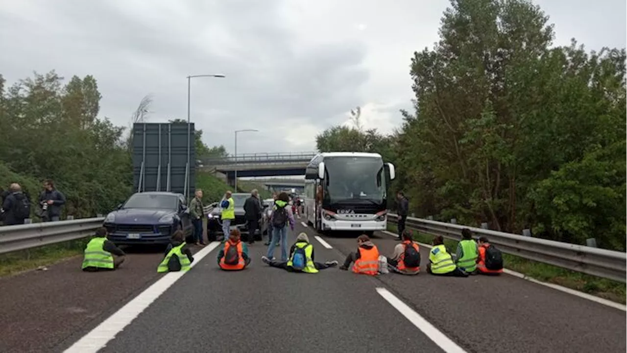 Arrestati 3 ambientalisti per blocco tangenziale a Bologna