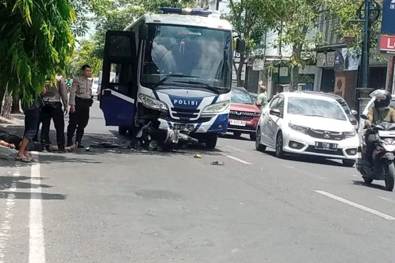 Polisi tangani kecelakaan libatkan bus SIM keliling di Tulungagung