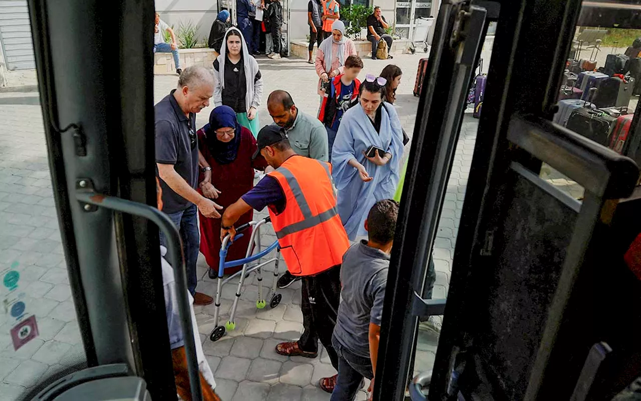 Autobuses con extranjeros salen de Gaza a Egipto; Barbara Lango en la lista