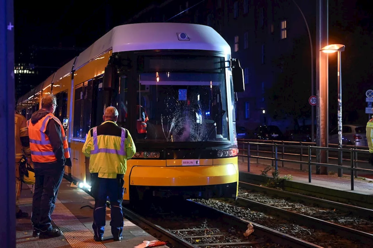 Tram-Unfall in Berlin-Mitte: Fußgängerin auf Torstraße von Straßenbahn erfasst