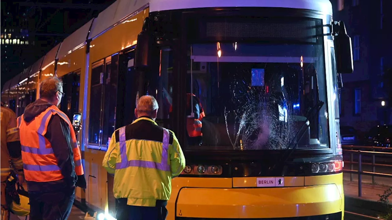 Frau wird frontal von Tram erfasst und gerät unter den Zug