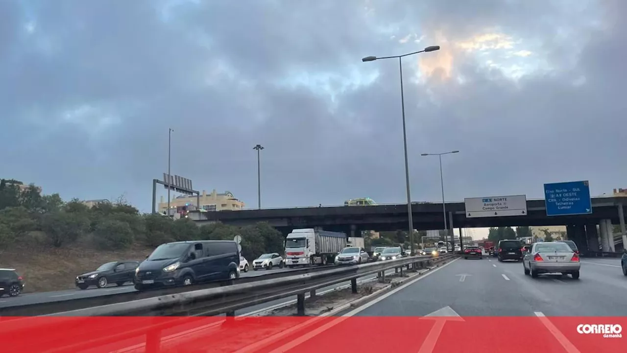 Dois acidentes no Eixo Norte-Sul causam trânsito em Lisboa