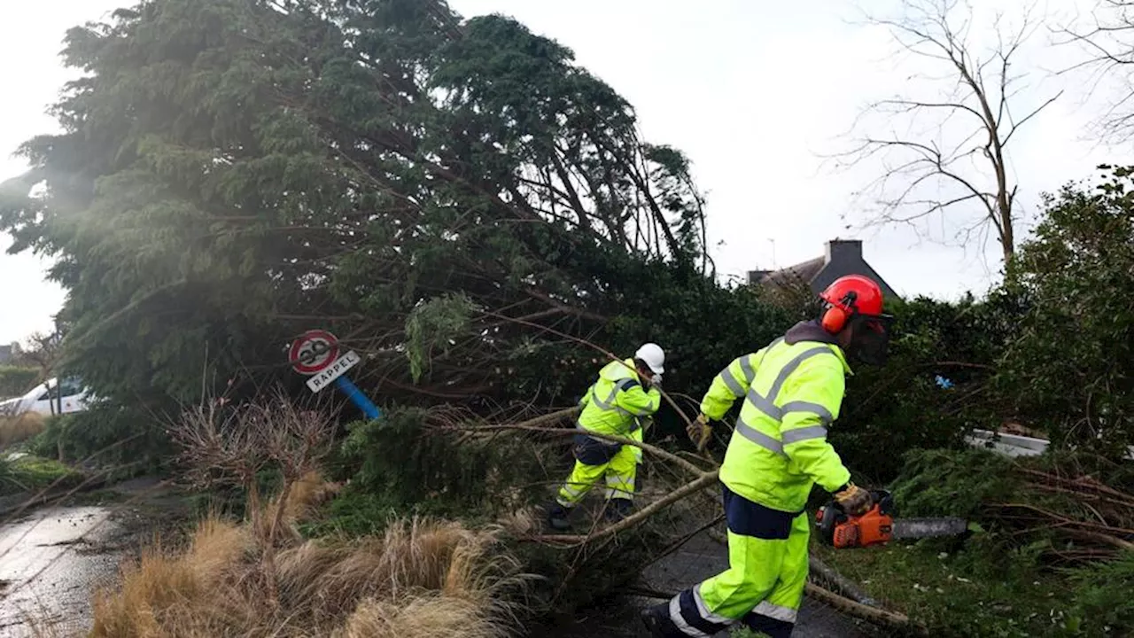  Tempête Ciaran : 1 mort et 16 personnes blessées, dont 7 pompiers, selon Gérald Darmanin