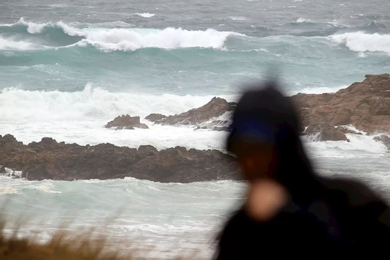 Toda España, salvo Canarias, en alerta por lluvias, olas o viento y Galicia en rojo