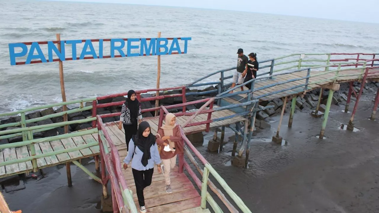 Berwisata Sembari Menahan Laju Abrasi di Pantai Rembat Indramayu