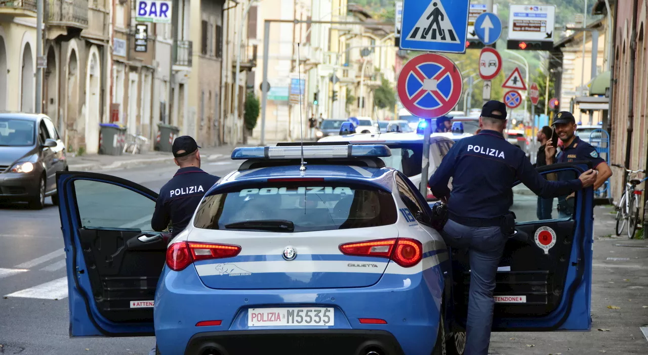 Terni, il grido dei residenti di via Marco Claudio: «In balìa di ubriachi e spacciatori»