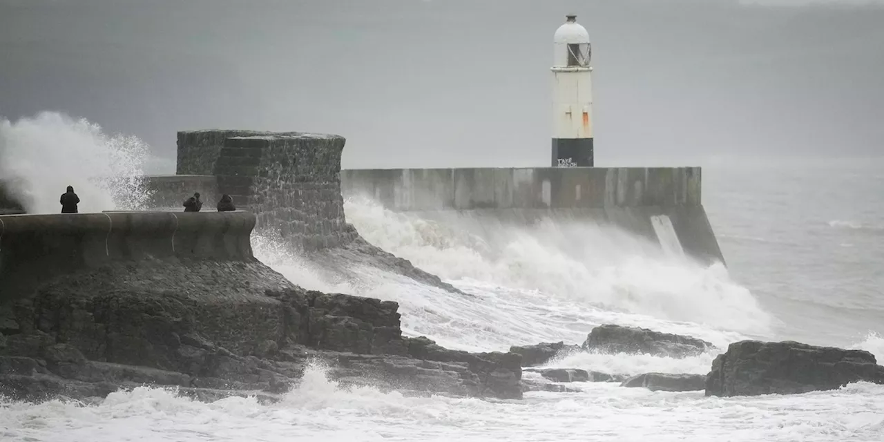 I disagi per la tempesta Ciarán nel nord-ovest d’Europa