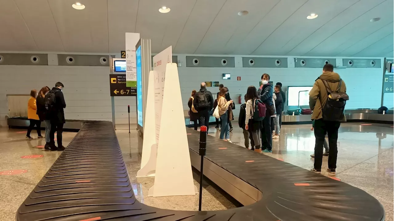 Un vuelo con destino Santiago termina aterrizando en Sevilla por el temporal