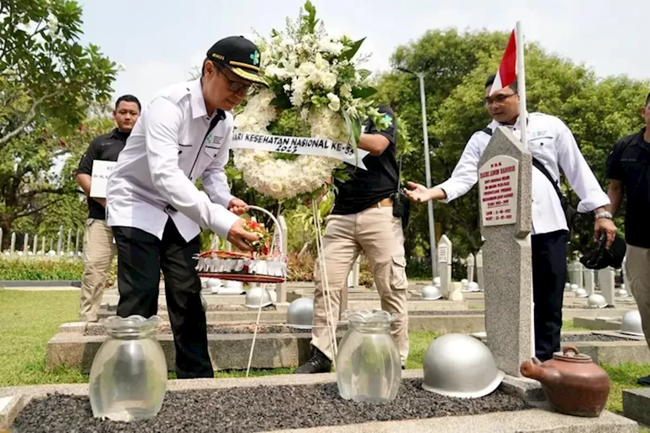 Sambut Hari Kesehatan Nasional ke-59, Menkes dan Jajarannya Lakukan Ziarah ke Makam Pahlawan Kalibata