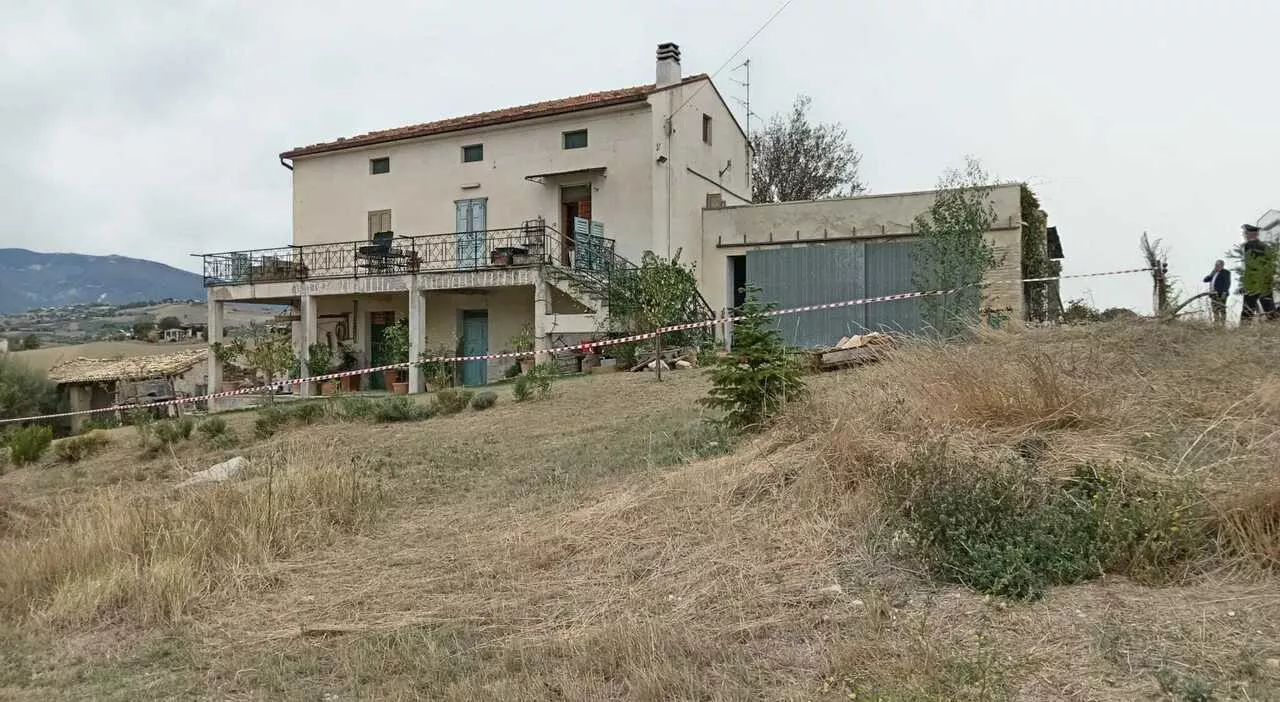 Donna inglese accoltellata in casa: si cerca il marito (foto Andrea Colacioppo)