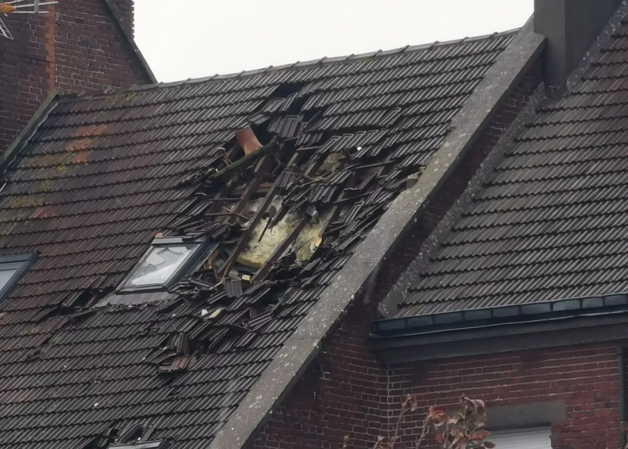 Tempête Ciaran : une cheminée passe à travers le toit d'une habitation dans l'Oise