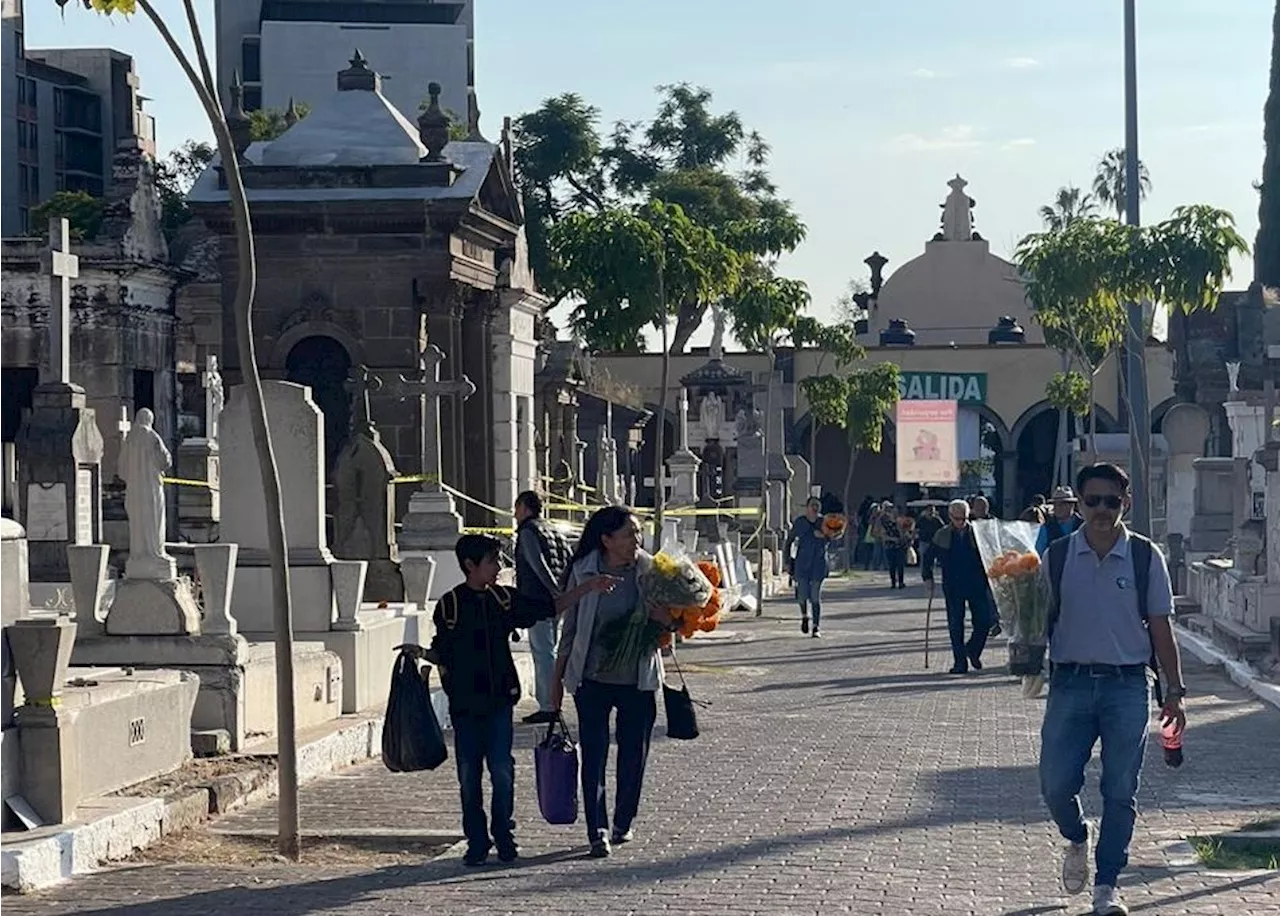 Panteones de Guadalajara suman 82 mil personas que acuden a recordar a sus muertos