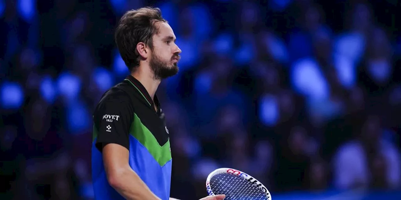 Daniil Medwedew zeigt Fans den Mittelfinger nach Pleite in Paris