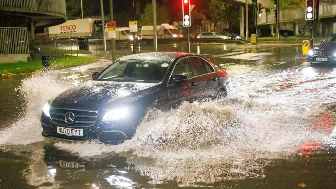 Overlast door storm Ciarán in Frankrijk en VK, later code oranje voor westen Nederland