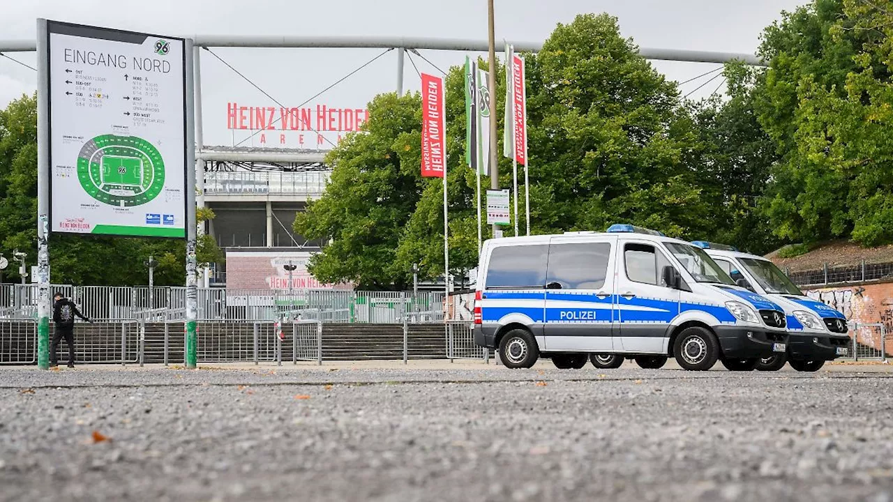 Niedersachsen & Bremen: Polizei bietet bei Derby Schutzraum im Stadion an