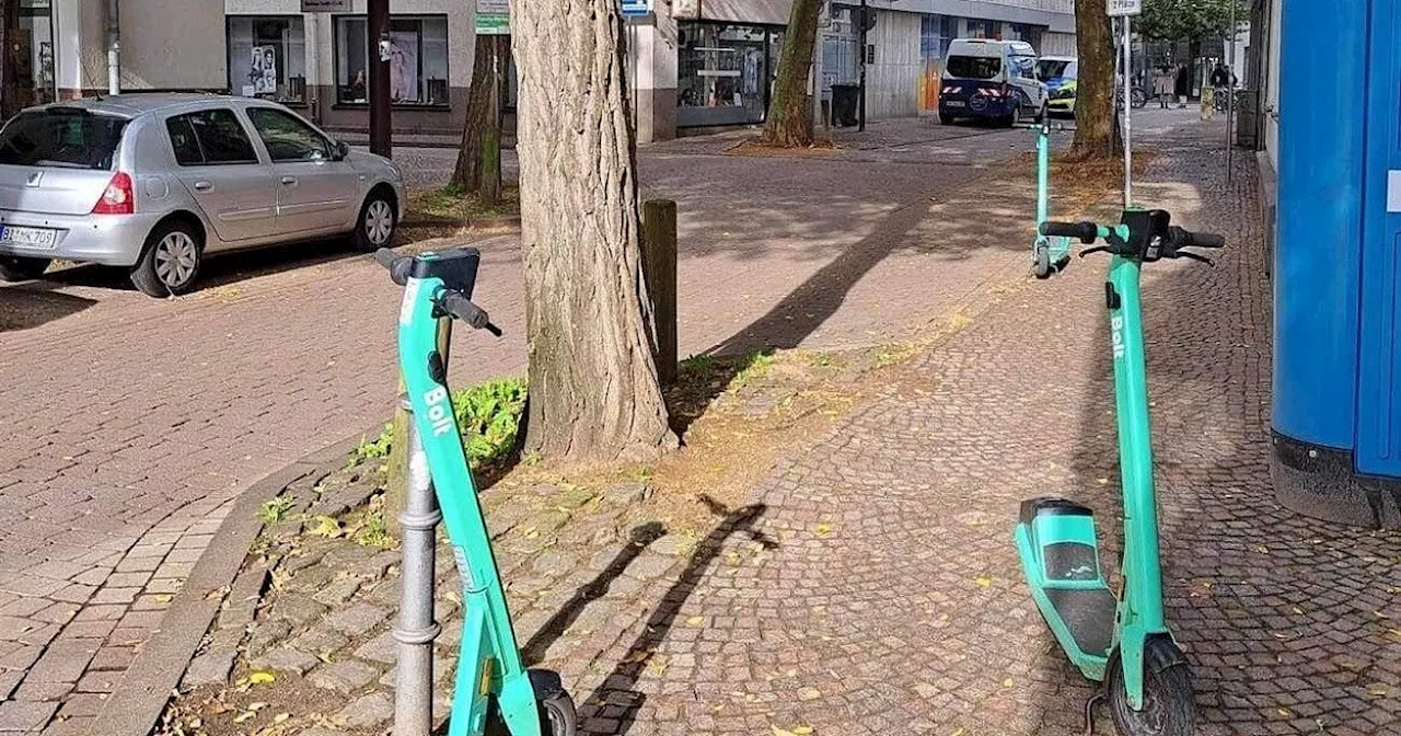 E-Scooter in Herford: Anwohner bemängeln zentralen Abstellpunkt