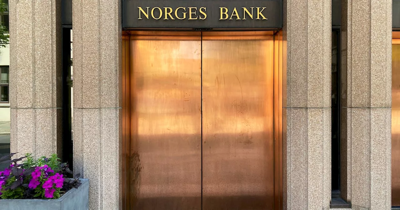 Norway keeps interest rates on hold, eyes December hike