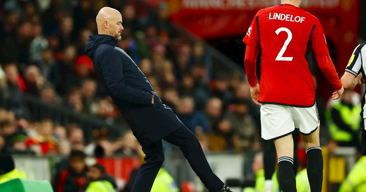 Soccer-Ten Hag says Man United must stick together if they are to right the ship