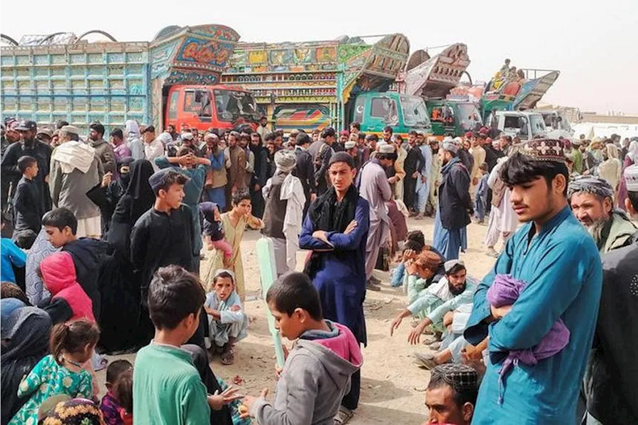 Pakistan-Afghanistan border crossing overwhelmed as Afghans face expulsion