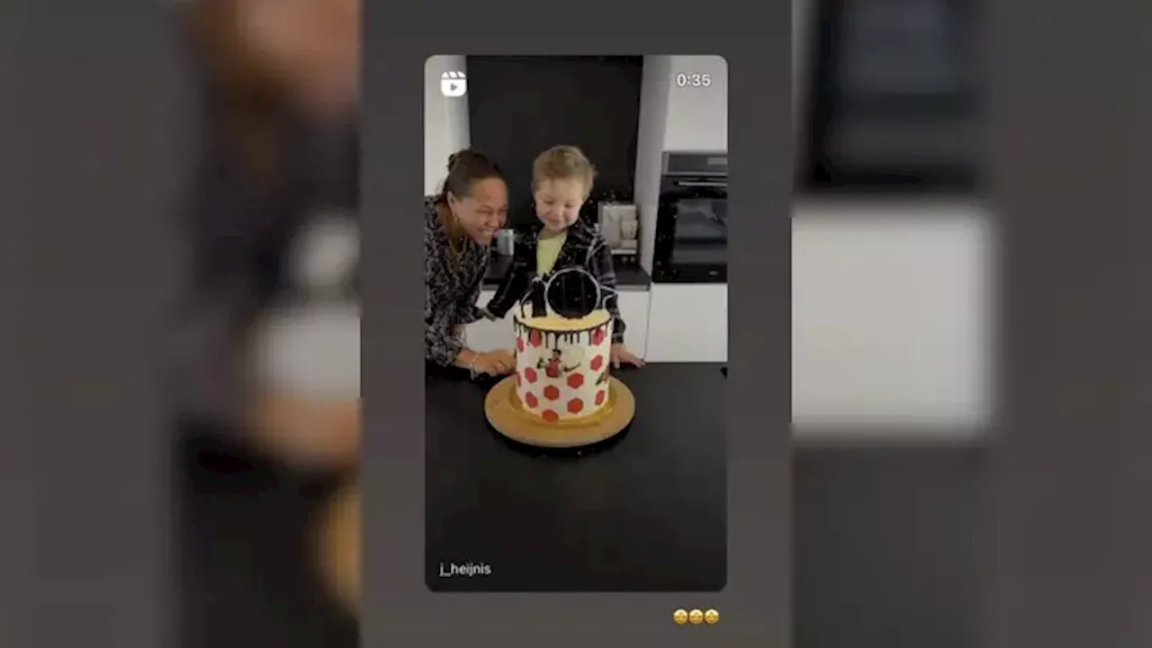 Pequeño aficionado de Santiago Giménez festeja su cumpleaños con pastel del mexicano