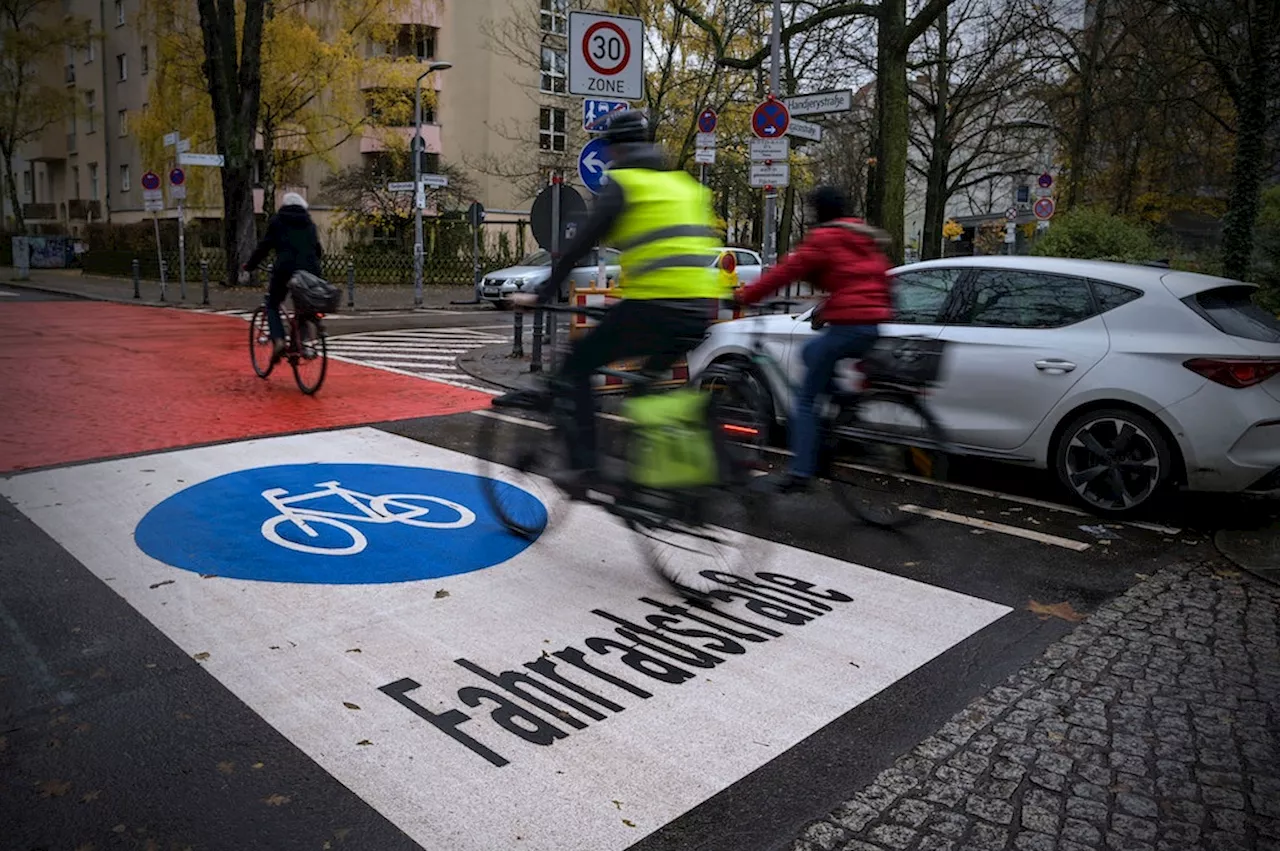 Mehr Platz für Radfahrer in der Handjerystraße in Friedenau