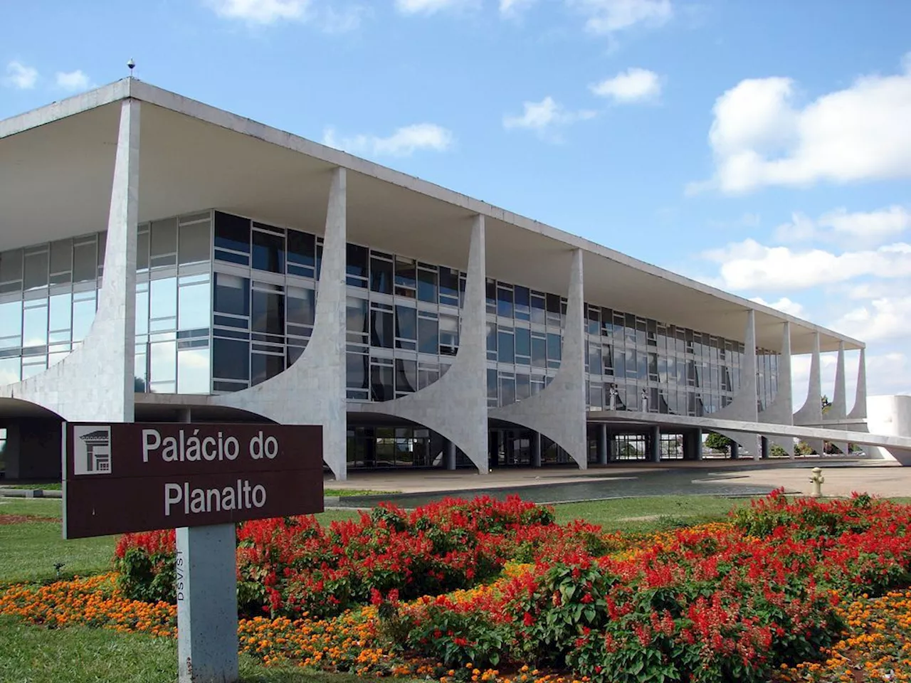 Governo federal promulga lei para retomar obras paradas em saúde e educação