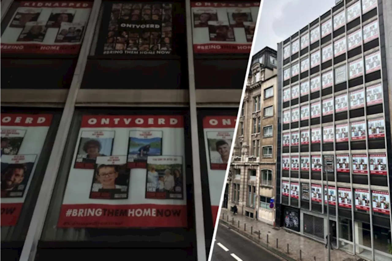 Opvallend beeld: foto's Israëlische gijzelaars bedekken gevel kantoorgebouw aan Centraal Station in Antwerpen