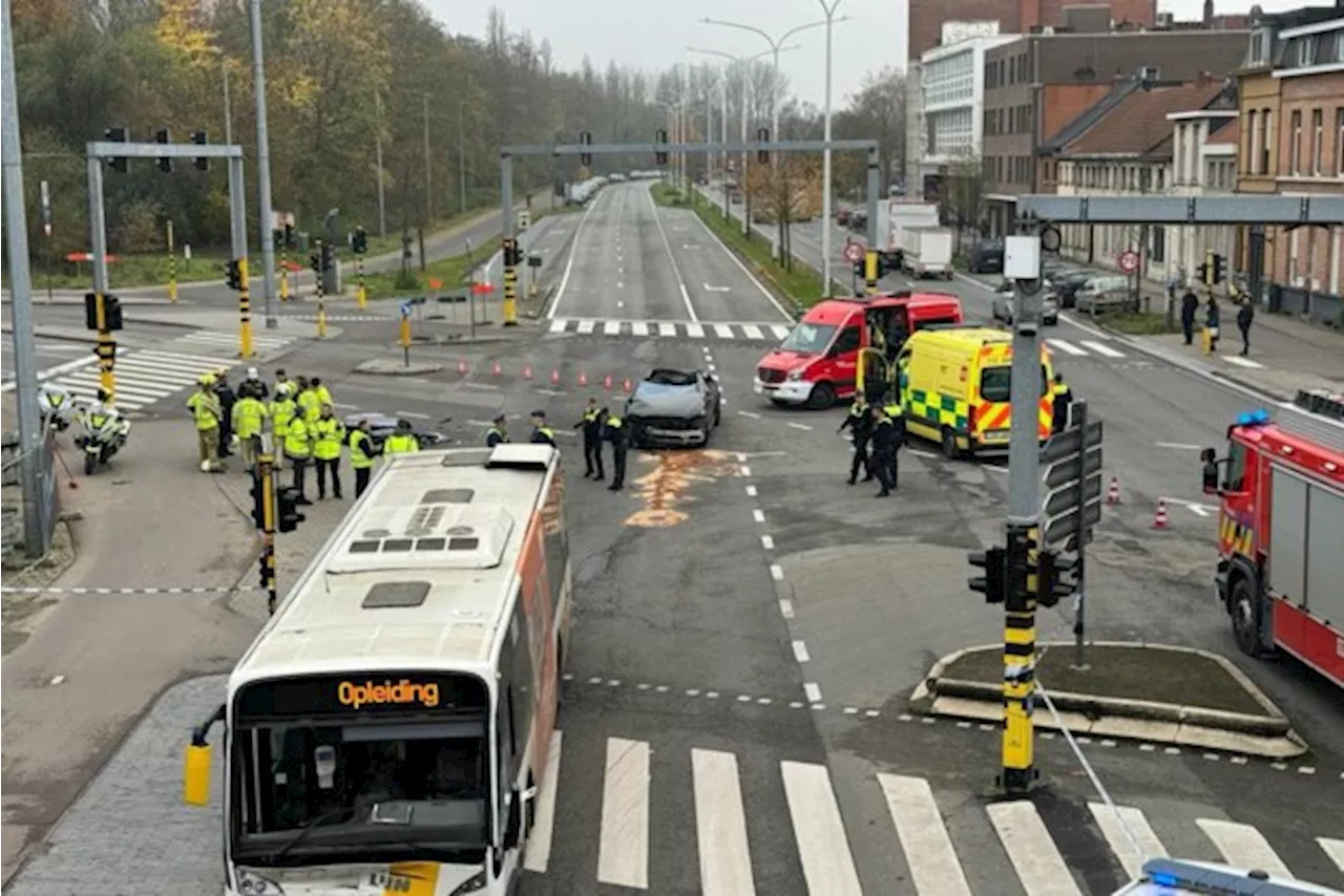 51-jarige man in levensgevaar na zwaar ongeval tussen wagen en bus op Binnensingel in Berchem