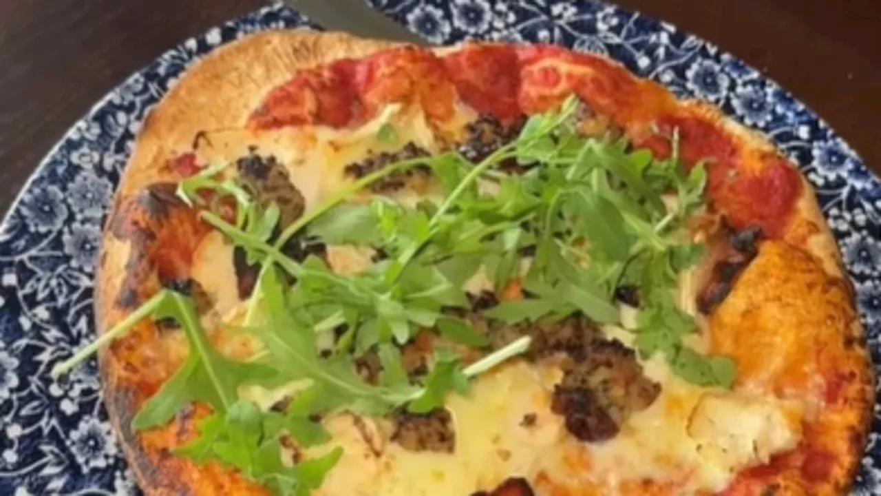 Influencer Leonie Smith praises Wetherspoon's chicken, stuffing, bacon & Brie pizza