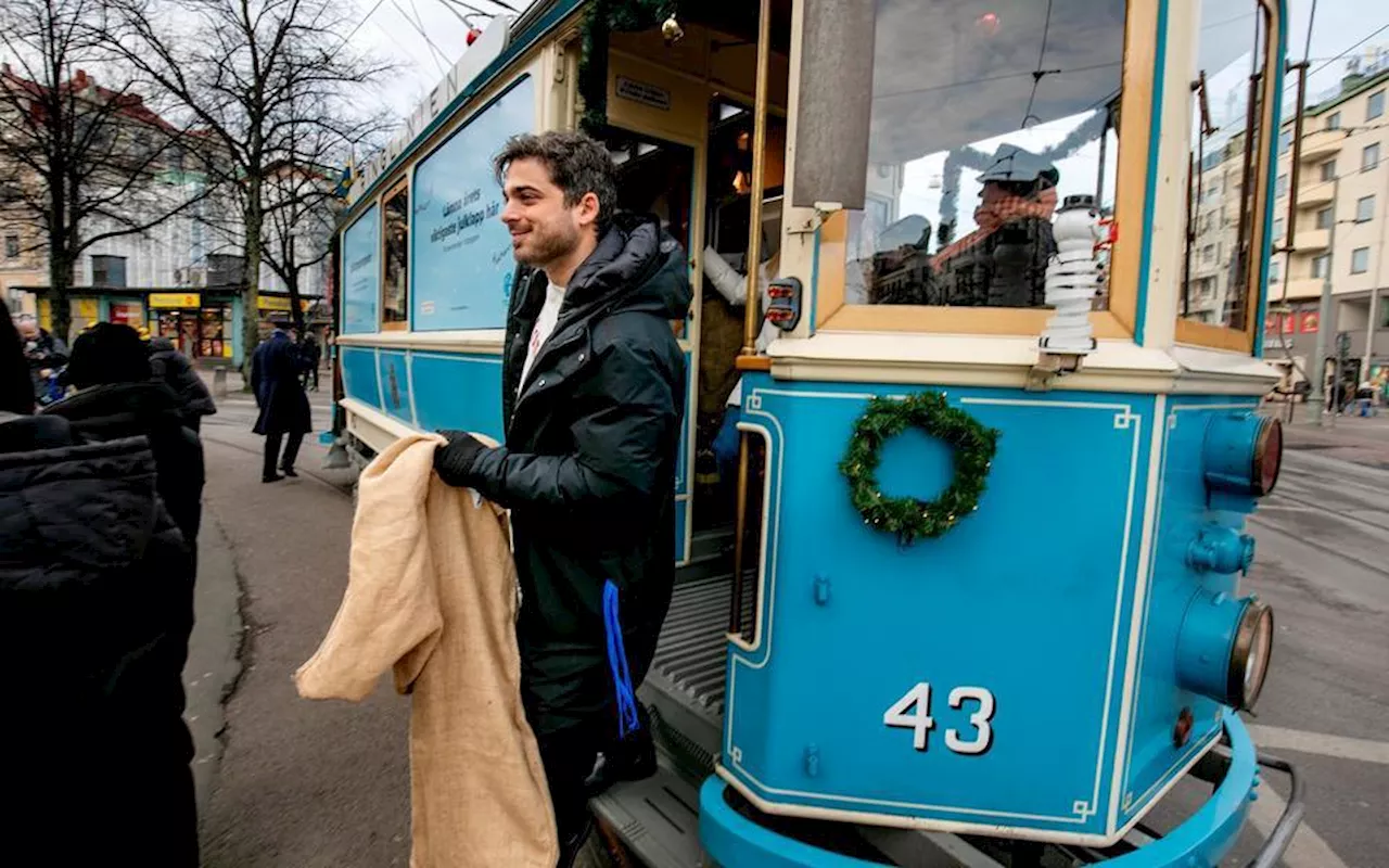 Här är kändisarna som åker med årets julklappsvagn