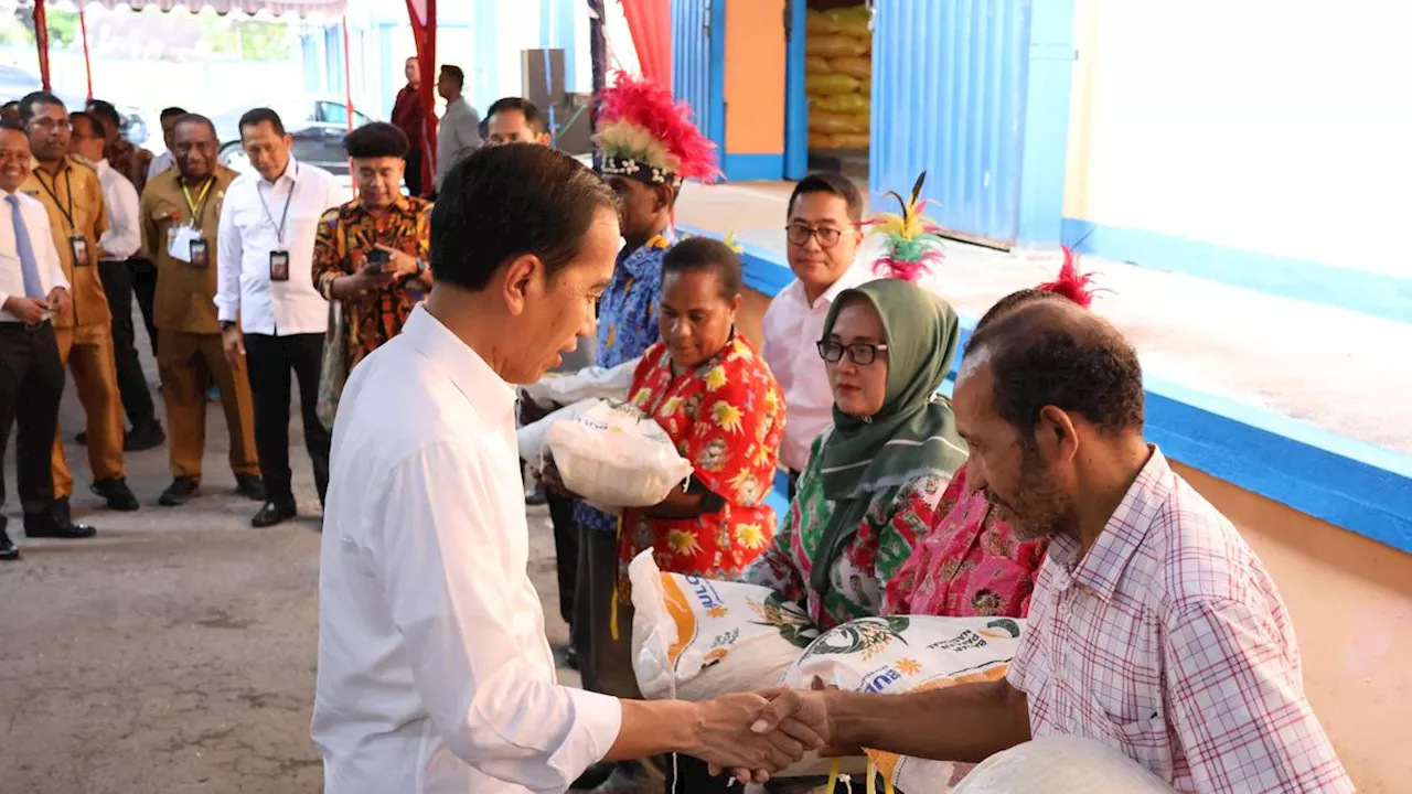 Jokowi Sebar Bansos Beras 10 Kg hingga Maret 2024