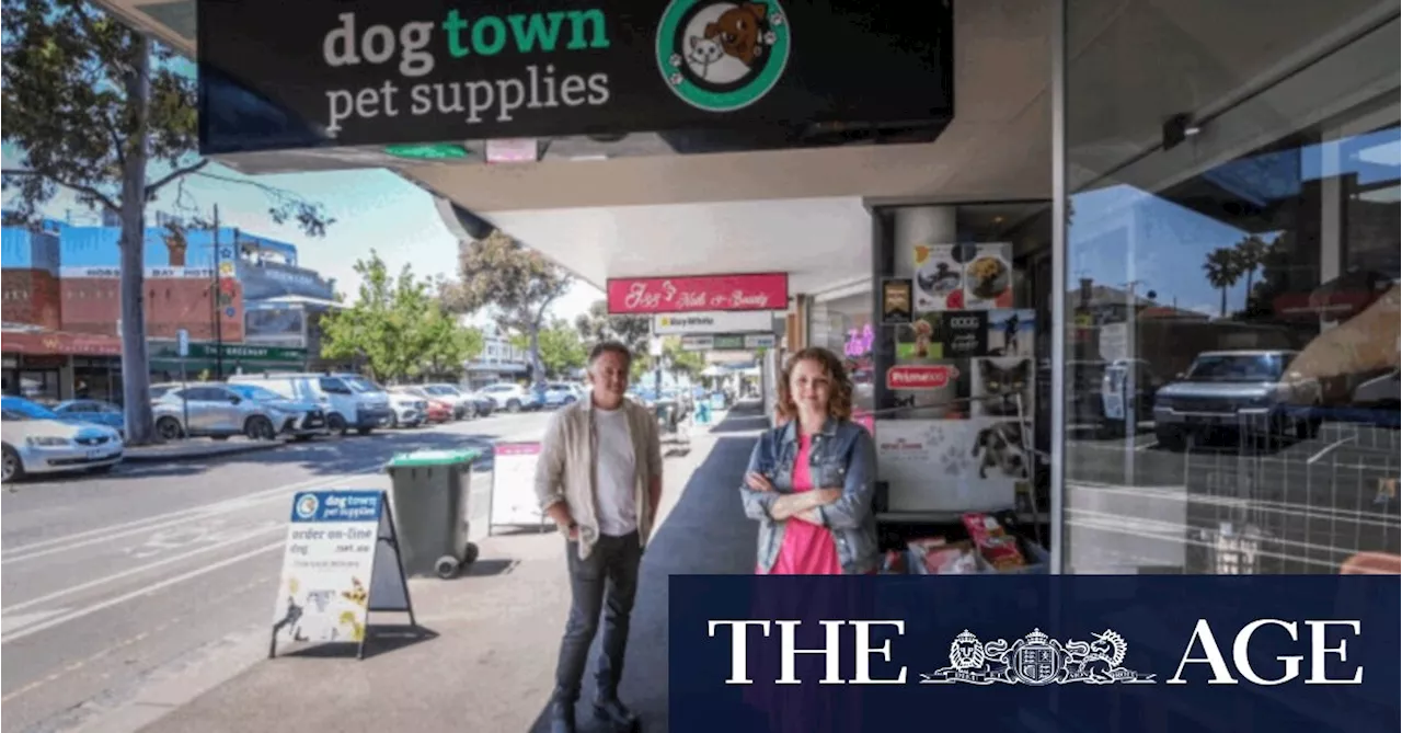 Shop Owners in Melbourne's Williamstown Struggle as Trade Lags