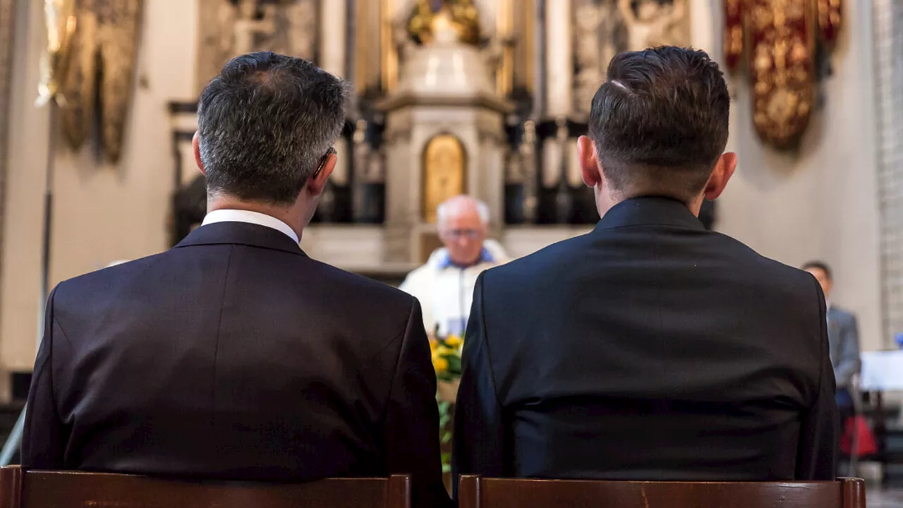 I preti ribelli che "sposano" gli omosessuali in chiesa (anche quelli italiani)