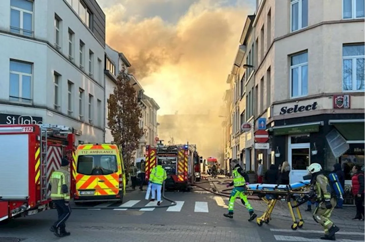 Meerdere bewoners met rookintoxicatie naar ziekenhuis na uitslaande woningbrand in Antwerpse binnenstad