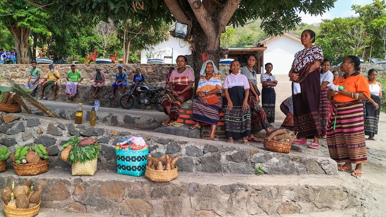 Harmoni Bahari dan Gunung Desa ”Piring Matahari”