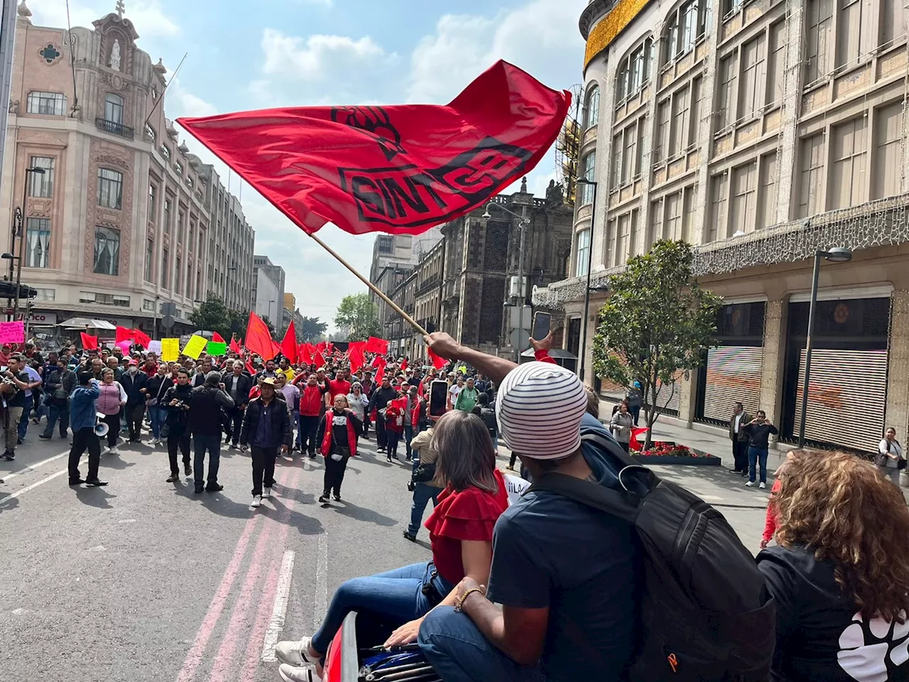 Maestros del Colegio de Bachilleres marchan en la Ciudad de México