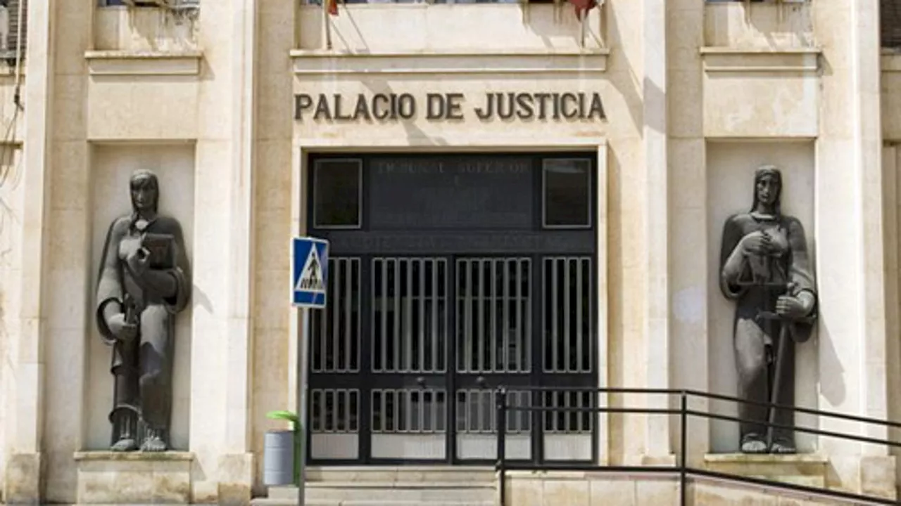 A juicio una pareja por golpear con una llave inglesa, atropellar y quemar vivo al exnovio de ella en Murcia