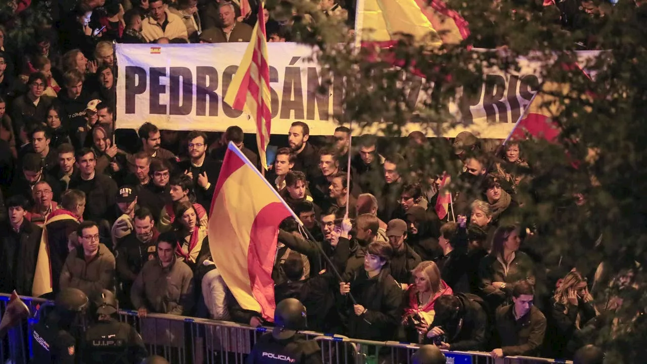 Cientos de personas se concentran en Ferraz al grito de 'Sánchez a prisión' por la amnistía